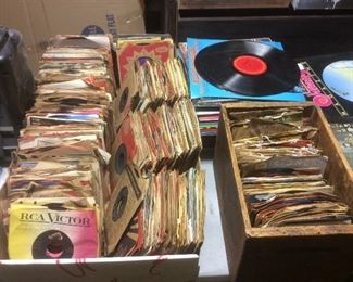 Lots of 45s records.  Nice slection. 