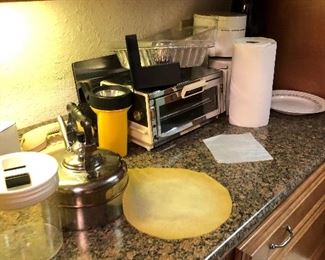 Lots o kitchen appliances and the like