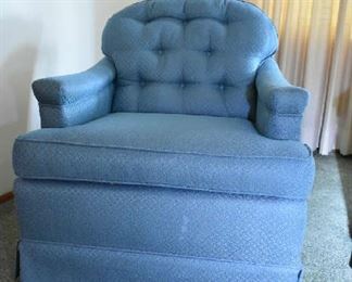 UPHOLSTERED SWIVEL CHAIR