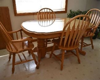 OAK KITCHEN TABLE W/4 CHAIRS & 2 LEAFS