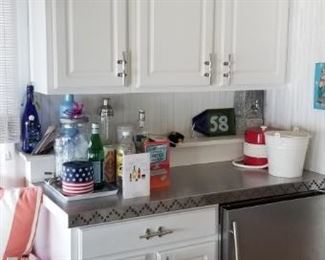 Gorgeous kitchen with 42" upper cabinets & nautical hardware