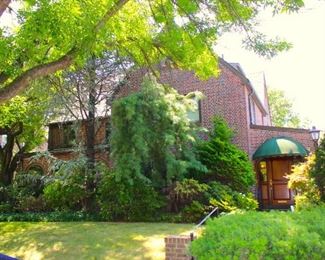 This Forest Hills Home is loaded with Vintage Decorative Items and lots of Quality Collectibles including Coins and Stamps.