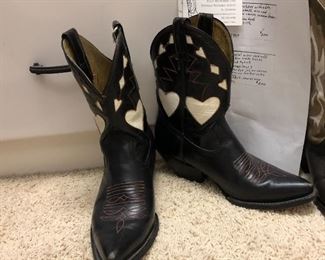 VINTAGE black "peewees" with white hearts. Size 7- 7 1/2?