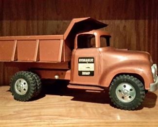 Antique Tonka Toy "Hydraulic Dump" truck in excellent condition and dump mechanism works!