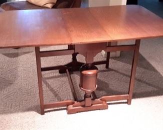 Beautiful vintage double drop leaf dining room table!