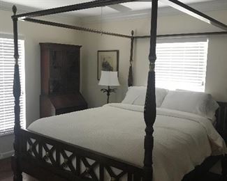 QUEEN CANOPY BED