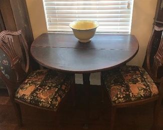 ANTIQUE DROP LEAF TABLE