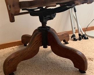 Swivel desk chair