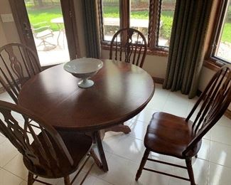 Dinning room table , comes with two leaves and 6 chairs