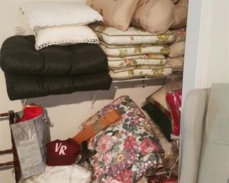 Chair Pads, Throw Pillos, Misc. Linens