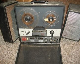 Realistic reel to reel recorder.   Not sure how to work this machine.