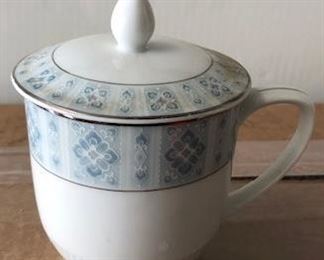 blue and white tea cups