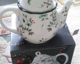 Holly Tea Pot