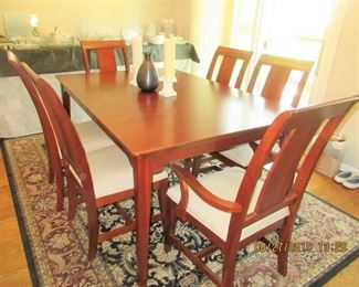 DINING TABLE AND 6 CHAIRS, BEAUTIFUL AND IN EXCELLENT CONDITION