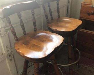 2 bar stools