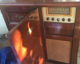 Vintage wood radio, works