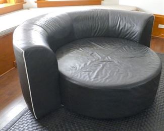 Blk. leather circular sofa w/ rotating back.