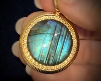 14k gold and agate pendant