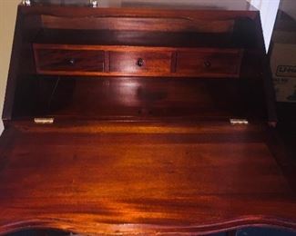 beautiful little desk open (it is a little jewel)