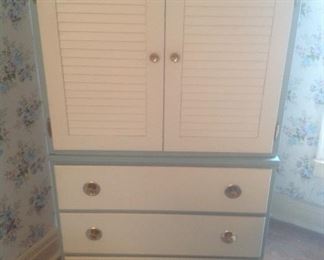 1950's chest of drawers...beautiful shape. Has two matching three drawers chests. Presale...$95
