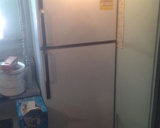 13.4 cubic ft refrigerator.....works well....presale $100
