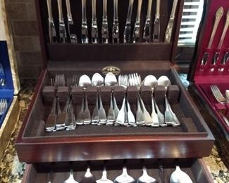 Stainless flatware set