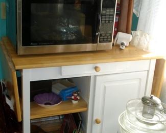 Kitchen Island & Microwave 