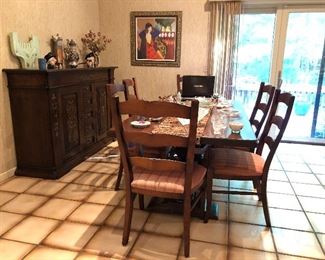 Fine trestle dining table, 2 leaves and 6 chairs