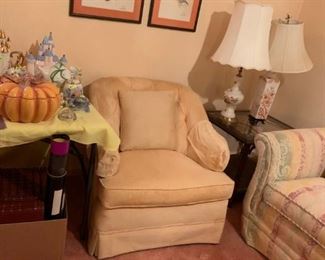 #54 water furniture coral button back club chair $35.00