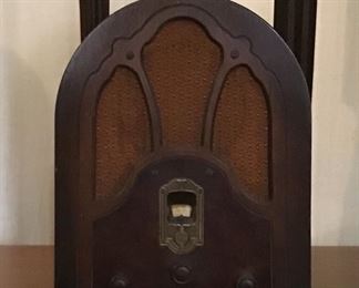 Cathredral style tube radio - it powers up