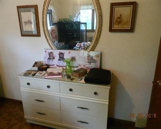 dresser/mirror