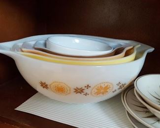 Pyrex nesting bowl