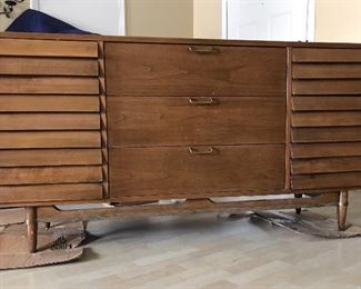 1950’s Mid century modern American of Martinsville dresser. We paid top dollar for all mcm furniture and will be discounting although we will not accept low ball offers. This item will be going on eBay if not sold at estate sale. 