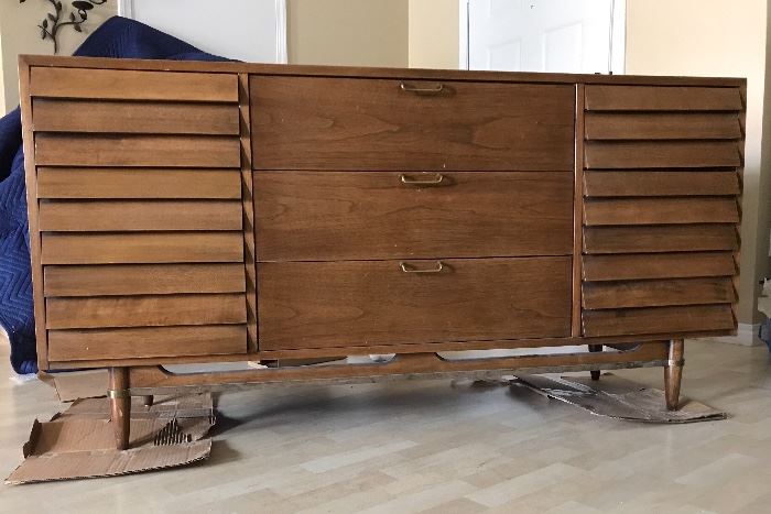 1950’s Mid century modern American of Martinsville dresser. We paid top dollar for all mcm furniture and will be discounting although we will not accept low ball offers. This item will be going on eBay if not sold at estate sale. 