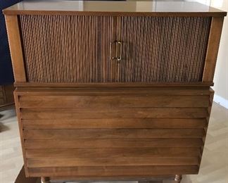 1950’s Mid century modern American of Martinsville dresser. We paid top dollar for all mcm furniture and will be discounting although we will not accept low ball offers. This item will be going on eBay if not sold at estate sale. 
