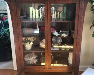 Display cabinet displaying things