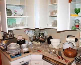Kitchen - lots of vintage kitchenware!