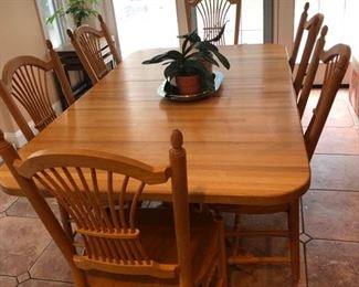 Kitchen table and 8 chairs with two leaves