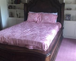 Queen Bed - in great condition 
