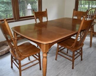 OAK DINNING ROOM TABLE W/4CHAIRS