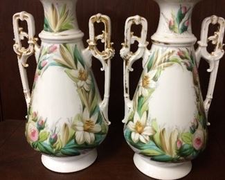 Fabulous pair of Old Paris vases.... great condition!