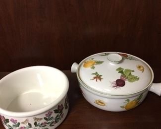 Beautiful kitchenware.... notice the top and handles on the vintage piece!