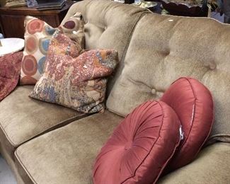 Loveseat that matches sofa.... wonderful pillows!
