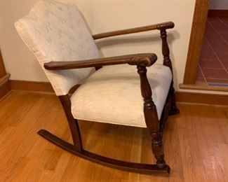 Vintage rocking chair https://ctbids.com/#!/description/share/208651