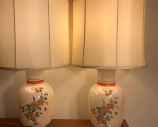 Set of vintage table lamps https://ctbids.com/#!/description/share/208655