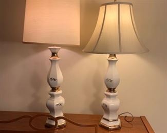 Set up to glass china vintage lamps https://ctbids.com/#!/description/share/208656