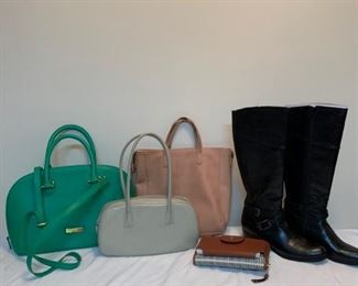 Lot of pocketbooks and a pair of boots https://ctbids.com/#!/description/share/208661