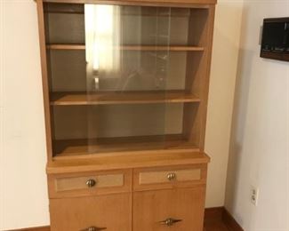 Vintage display cabinet https://ctbids.com/#!/description/share/208694