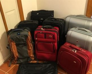 Assorted luggage.   https://ctbids.com/#!/description/share/208702