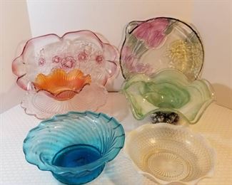 decorative colorful glass bowls and platters https://ctbids.com/#!/description/share/208627